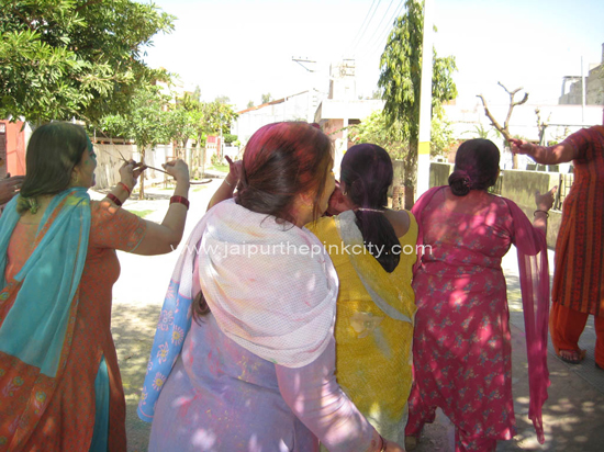 holi_festival_photo_010_group_of_ladies_playing_colors