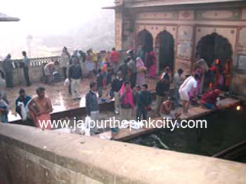 dont miss holy dip in galta ji jaipur during jaipur travel on makar sankranti festival (kite festival)