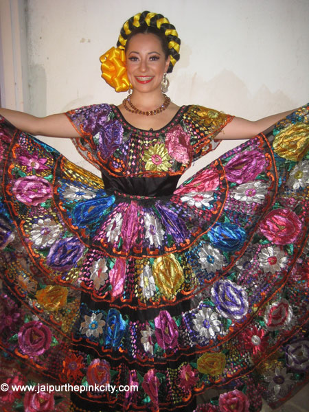 Travel Jaipur Mexican folk dancer in Jaipur