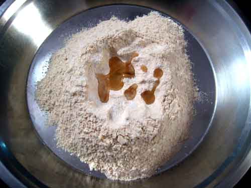 Paneer Paratha Recipe in Hindi - Dough Preparation