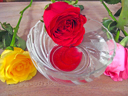 Rose Water Benefits For Beauty In Hindi 