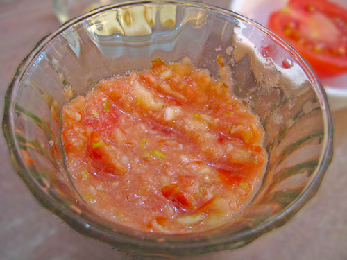 Face pack of garlic and tomato
