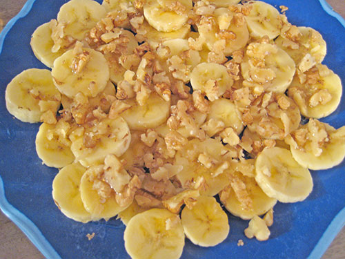 Banana walnut salad