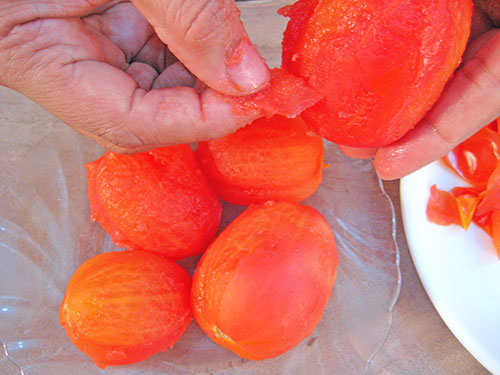 Peeling of boiled tomatos