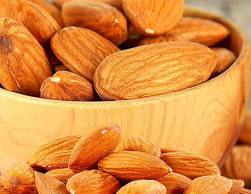 Beauty Benefits Of Almonds In Hindi